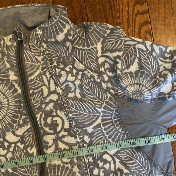Lululemon | Travel To Track Jacket Beachy Floral White Fossil Athleisure Size 4 - Picture 15 of 16
